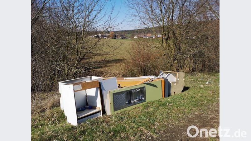 Eine alte Küche samt Einbauschränken hat ein Unbekannter an einem Weg an der Straße zwischen Netzstahl und Kondrau abgestellt. Bild: lnz