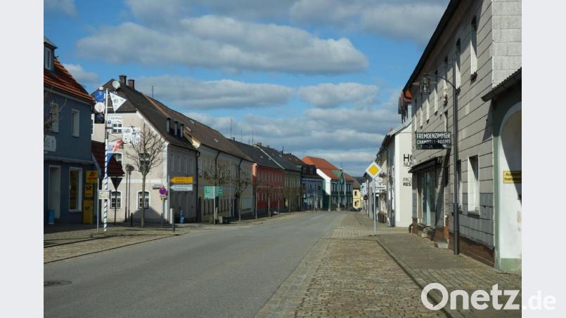 Eine Menschen und Fahrzeug leere Hauptstraße beweist am Sonntagnachmittag den hohen Grad an Selbstdisziplin im Grenzmarkt. Bild: fjo