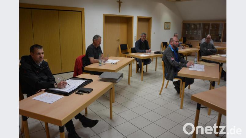 Nur acht der zwölf Konnersreuther Markträte nahmen an der März-Sitzung im Feuerwehrhaus teil, der Rest fehlte entschuldigt. Zur Sicherheit bekam jeder Marktrat einen eigenen Tisch, um die Ansteckungsgefahr zu minimieren. Bild: jr
