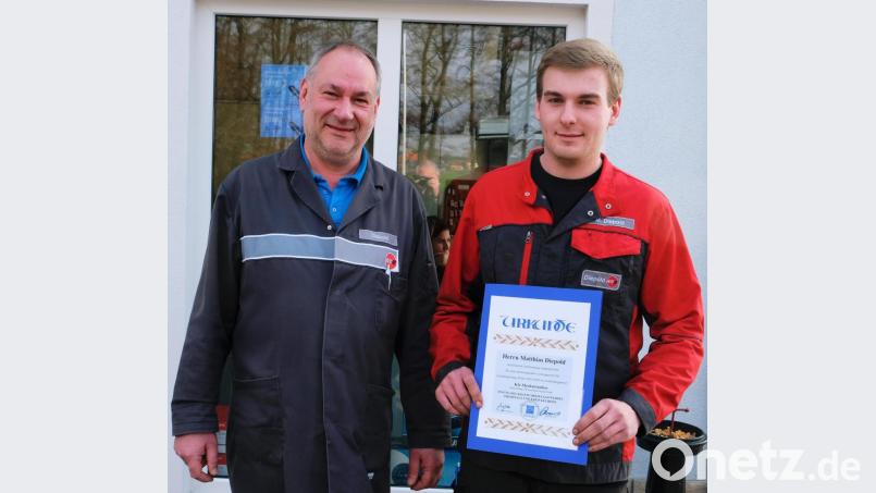 Nach der Auszeichnung als Schulbester der Europa-Berufsschule Weiden im Ausbildungsberuf des Kfz-Mechatronikers freut sich Matthias Diepold mit seinem Vater und Lehrherrn Andreas Diepold über die Ehrung der Kfz-Innung Regensburg. Wegen der Corona-Krise gibt es keinen Festakt in der Bezirkshauptstadt. Stattdessen dürften die Firmenchefs die Urkunden überreichen. Bild: do