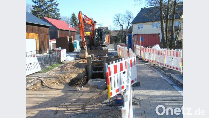 Die Gemeinde lässt die entdeckten Schäden an den Kanalleitungen im Mühlweg gleich reparieren, um später höhere Kosten zu vermeiden. Bild: bkr