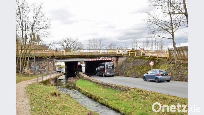 Die Brücke Erzhausstraße hat mit 2,8 Meter eine sehr geringe Durchfahrtshöhe. Bild: ANDREAS ROYER