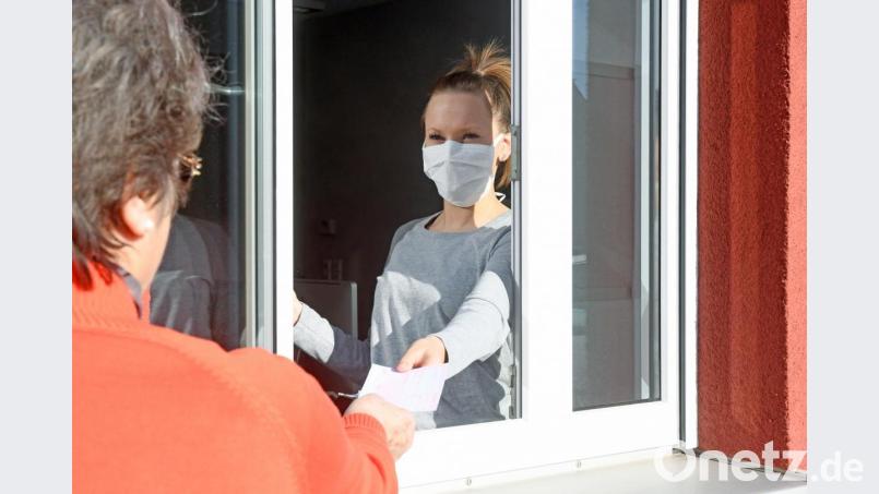 Gut, dass die Praxis im Erdgeschoss liegt. Bei Allgemeinarzt Dr. Michael Spiegelsberger wird manches Rezept übers Fenster ausgegeben. Bild: Gabi Schönberger