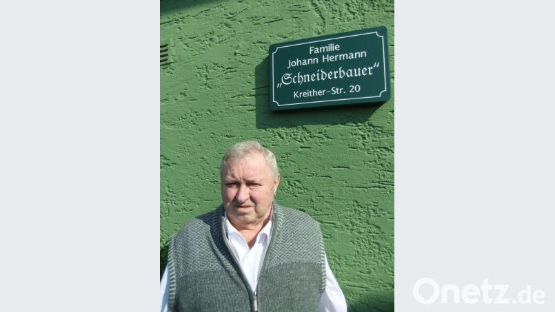 Vor seiner Hoftafel mit dem Hausnamen "Schneiderbauer" stellt sich Johann Hermann aus Kreith auf. Das Coronavirus lässt mit Blick auf die Gesundheitsgefahren keine weiteren Gratulanten fürs Erinnerungsbild zu. Bild: gm