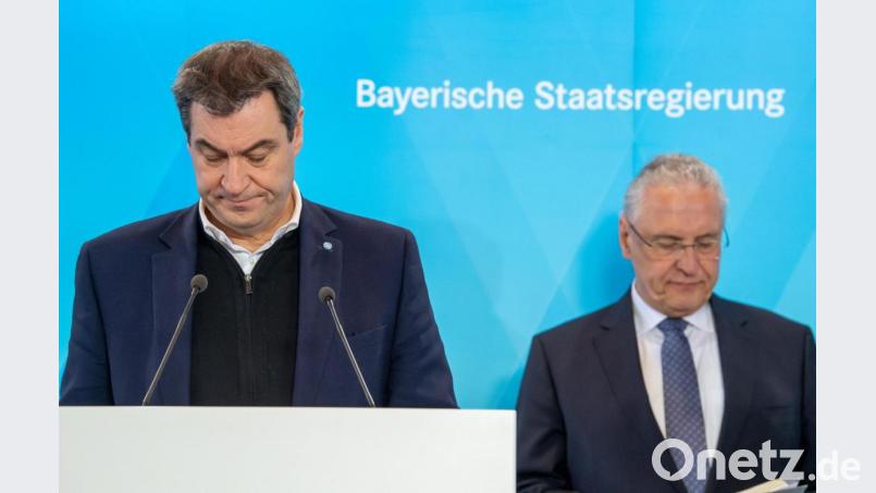 Ministerpräsident Markus Söder (links, CSU), und Innenminister Joachim Herrmann (CSU) berichten über die jüngsten Maßnahmen gegen die Coronapandemie. Bild: Peter Kneffel/dpa