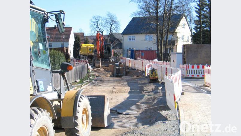 Die Gemeinde lässt die entdeckten Schäden an den Kanalleitungen im Mühlweg gleich reparieren, um später höhere Kosten zu vermeiden. Bild: bkr