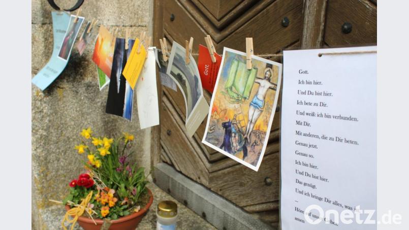 Weil die Kirchen in der evangelischen Pfarrei Plößberg geschlossen sind, richtete Pfarrerin Katharina Bach-Fischer außen Gebetsstationen ein. Bild: Katharina Bach-Fischer/exb
