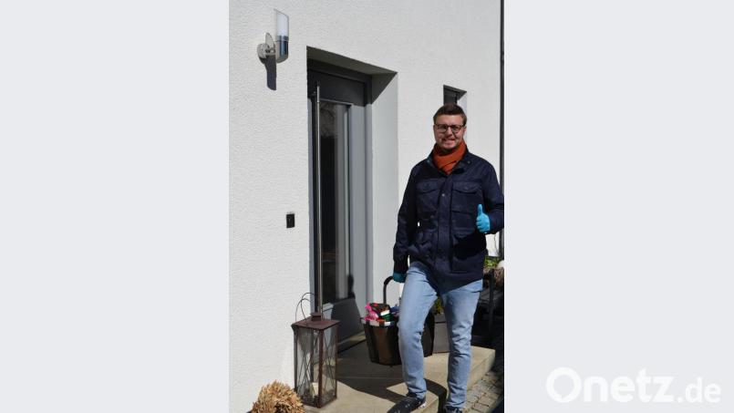 Hilfsaktion in der Coronakrise: St.-Georgs-Oberministrant Timo Doleschal liefert Einkäufe aus. Bild: ads