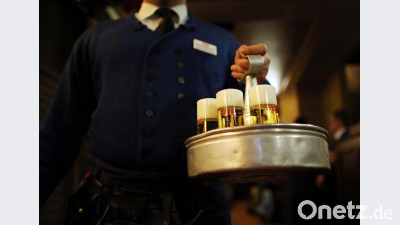 Ein Köbes (Kellner) serviert Kölsch. So ein Bierchen wäre sicher drin gewesen beim Wochenende in Köln. Doch dann kam das Coronavirus. Bild: Oliver Berg dpa