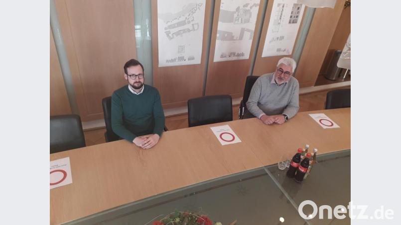 Wahlbesprechung mit Abstandshaltern im Neustädter Rathaus. Von rechts: Wahlleiter und Bürgermeister Rupert Troppmann spricht mit Christian Schell, der als Beisitzer und Schriftführer im Wahlausschuss fungiert. Bild: exb/Peter Forster