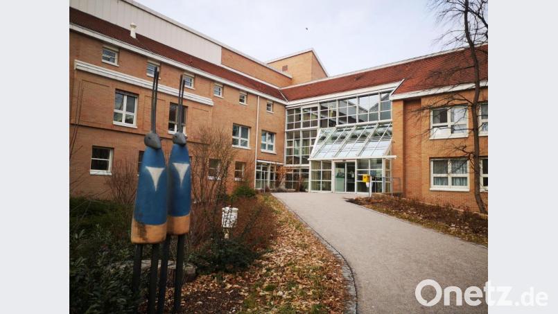 Auch in der orthopädischen Klinik Lindenlohe werden derzeit Intensivbetten für stationäre Coronafälle vorbereitet. Eine Station wurde bereits für die Behandlung möglicher Patienten vorbereitet, eine weiteren Station folgt in den nächsten Tagen. Bild: Thomas Dobler