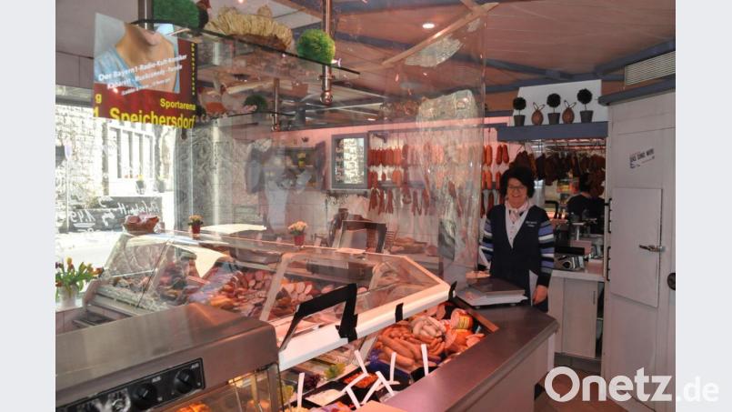 In der Metzgerei von Susanne Thiem dient eine Plexiglaswand über der Theke sowohl ihr als auch den Kunden als Infektionsschutz. Bild: ak