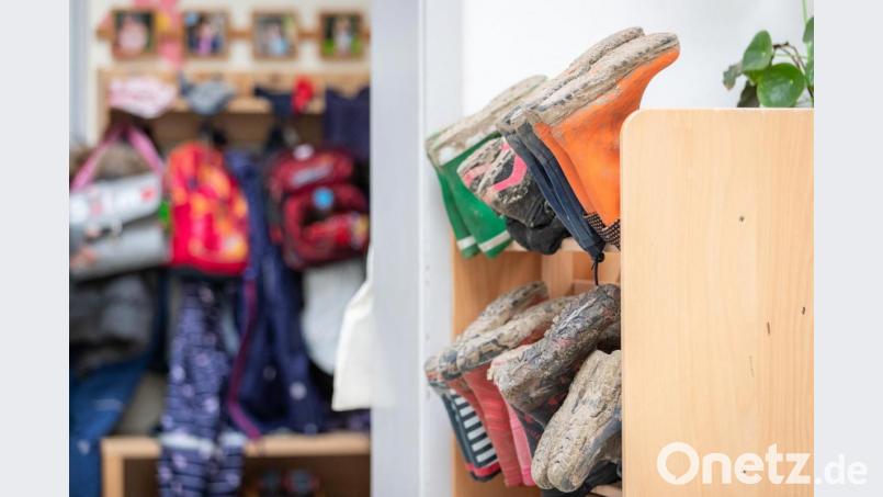 Da bleibt die Kleidung in diesen Tagen im Kindergarten hängen: Einige Einrichtungen in Amberg und im Landkreis Amberg-Sulzbach bieten für Eltern, die in einem Beruf der kritischen Infrastruktur arbeiten, eine Notbetreuung für Kinder an. Bild: Friso Gentsch/dpa