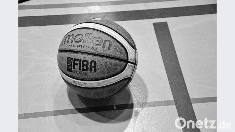 Der Basketball nimmt während der Corona-Pandemie eine Auszeit: Die Hallen sind zu, die restliche Saison längst abgesagt. Damit das Warten auf die nächste Spielzeit nicht zu lang(weilig) wird, fordern die Neustädter Basketballer zur Video-Challenge heraus. Bild: Tobias Schwarzmeier