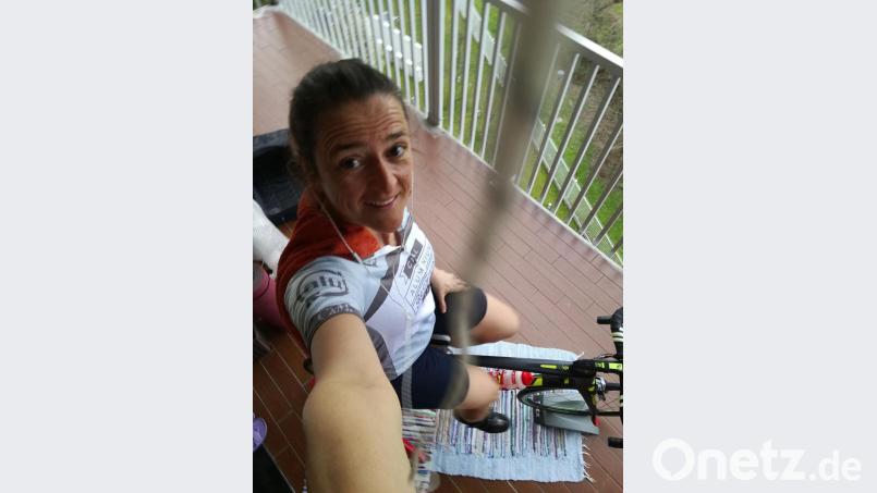 Andrea Wiesmann hat die Reifen ihres Rades abmontiert und tritt auf dem Balkon ihrer Wohnung im Mailänder Süden in die Pedale. Das Selfie entstand vergangene Woche bei 20 Grad. Inzwischen hat es in der Lombardei nur mehr lausige 8 Grad. Bild: exb/Wiesmann