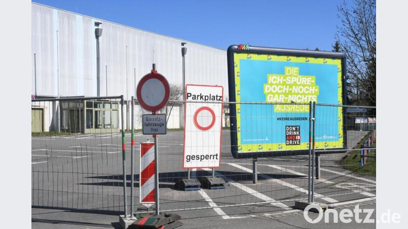 Der Parkplatz bei der Mehrzweckhalle wurde am Sonntag für Corona-Tests an priorisierten Personengruppen - also an medizinischem Fachpersonal und Einsatzkräften - genutzt. Bild: Gabi Schönberger