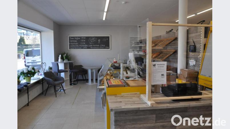 Die neue Café-Ecke in Rita's Dorfladl ist verwaist. Im Geschäft dürfen sich aktuell gleichzeitig nur noch fünf Kunden aufhalten. Bild: ak