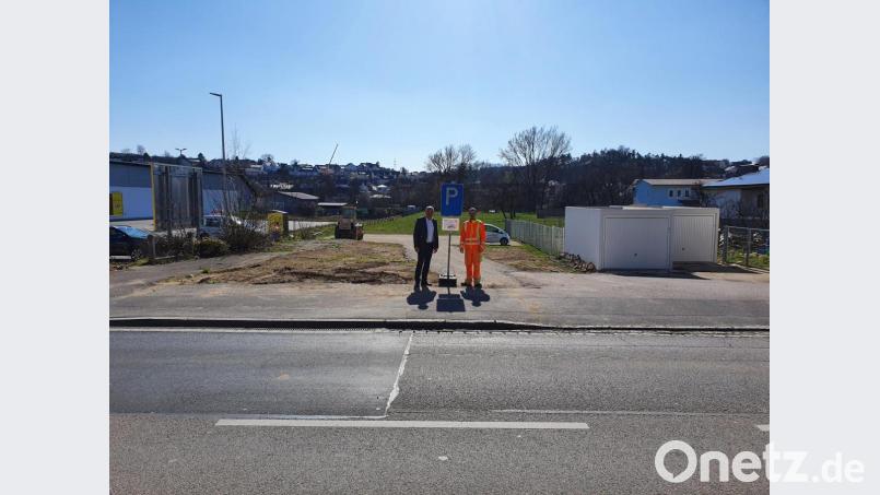 Bürgermeister Roland Strehl (links) und Bauhofmitarbeiter Michael Reindl geben die neuen Parkplätze frei. Bild: Alexander Geitner/exb