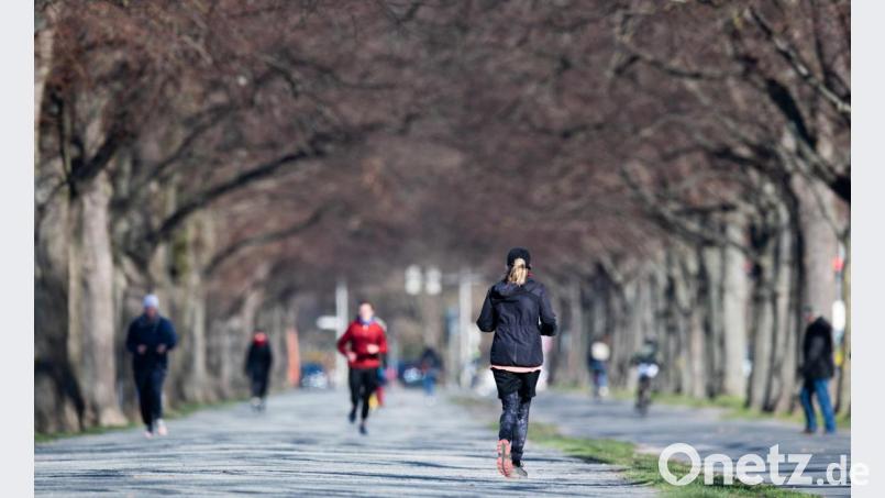 Sport an der frischen Luft tut gut, auch in der derzeitigen Situation. Wichtig ist allerdings: Entweder alleine oder zu zweit laufen. Der Abstand zueinander sollte immer mindestens zwei Meter sein. Bild: Julian Stratenschulte/dpa