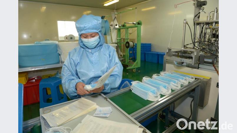Eine Arbeiterin verpackt Corona-Schutzmasken in China. Über Verbindungen nach Fernost verspricht die Coronahilfe Weiden dem Klinikumpersonal weiteres Material zur Abwehr von Viren. Bild:  Yang Ying/XinHua/dpa