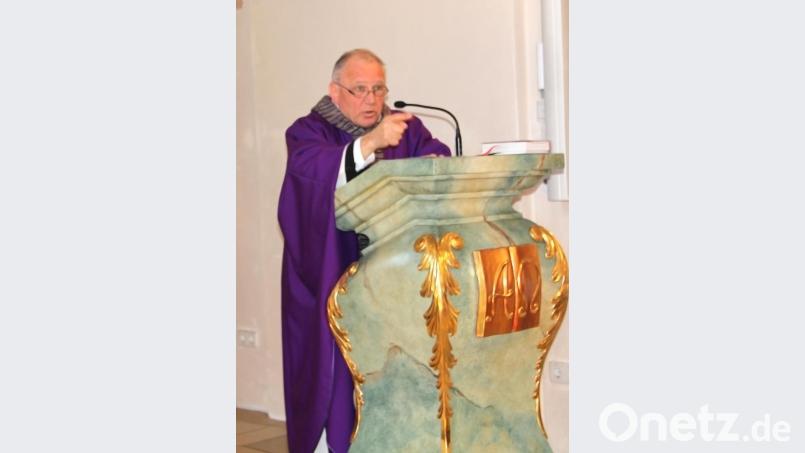 Gestenreich, wortgewaltig und humorvoll predigte Zentralpräses Pater Josef Schwemmer beim Pfarrkonvent in der Marienkirche Pertolzhofen. Bild: Josef Böhm