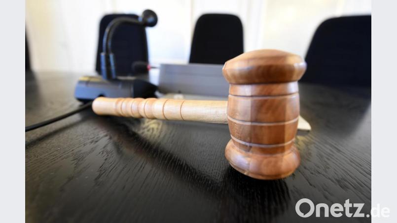 Vor dem Schöffengericht Regensburg muss sich ein 41-Jähriger wegen vorsätzlicher Körperverletzung in Tateinheit mit Vergewaltigung verantworten. Bild: Uli Deck/dpa