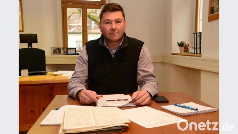 In seinem Amtszimmer wird man Rainer Rewitzer die nächste Zeit nicht sehen. Pleysteins Bürgermeister hat sich mit dem Coronavirus infiziert und ist in häuslicher Quarantäne. Das Foto entstand vor der aktuellen Situation. Bild: bey (Archiv)