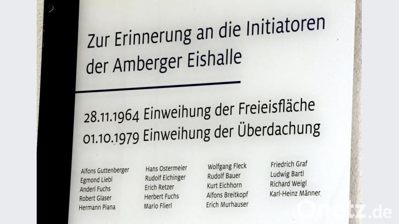 Diese Gedenktafel erinnert an die Männer, denen Amberg ein überdachtes Eisstadion zu verdanken hat. Sie alle standen damals dem Eishockeyverein ERSC nahe, der vor 70 Jahren gegründet wurde. Bild: Stephan Huber