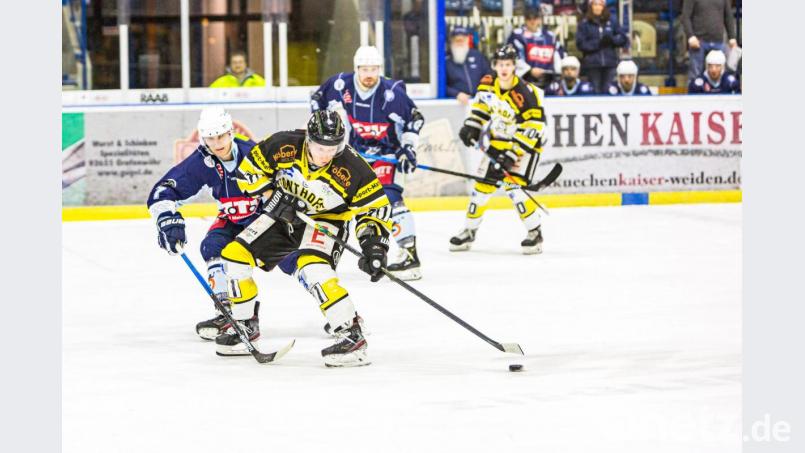 Der lettische Nationalspieler Edgars Homjakovs (hier im gelb-schwarzen Trikot des ERC Sonthofen) besetzt in der kommenden Saison die zweite Kontingentstelle bei den Blue Devils Weiden. Bild: exb