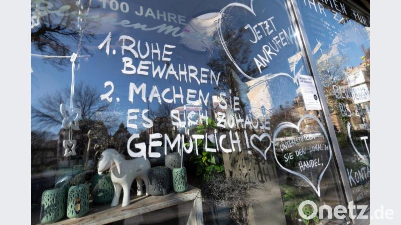 Auch Eigeninitiative ist gefragt: Ein Schaufensterscheibe an einem Blumenladen, der seine Kunden auch nach der Schließung im Zuge der Corona-Krise per Lieferservice und telefonischer Bestellung bedient. Bild: Marijan Murat/dpa