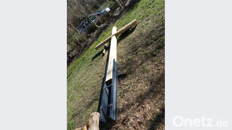 In zentraler Lage wird dieses Kreuz, angefertigt von der Waldjugend, einen Standplatz erhalten. Bild: rn
