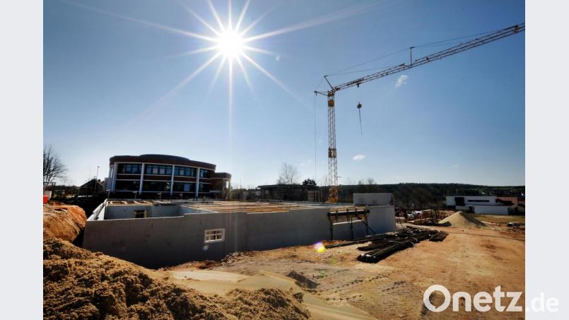 Nicht nur am Montag herrschte strahlender Sonnenschein auf der Baustelle des künftigen Senioren-Wohnparks neben dem Kümmersbrucker Rathaus (in Hintergrund): Auch in den zurückliegenden milden Wintermonaten konnte hier praktisch durchgearbeitet werden. Bild: Stephan Huber