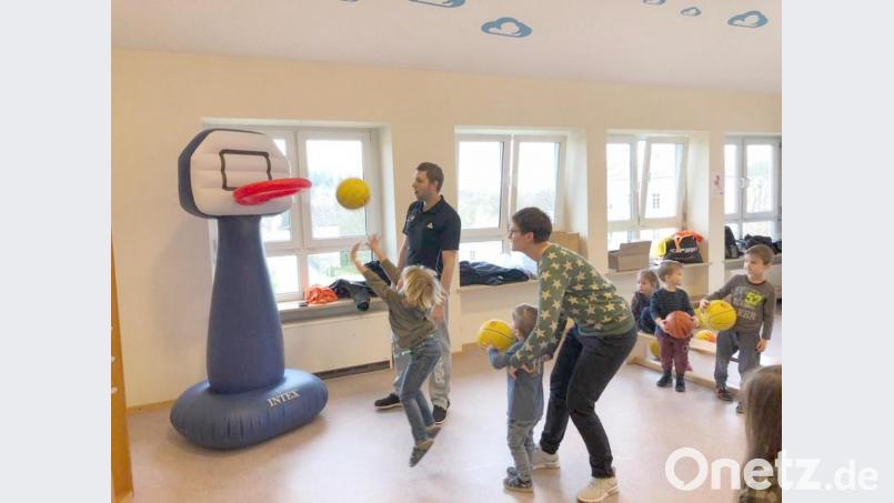 Die kleinsten Korbjäger sind immer für einen witzigen Videoclip gut. Hier haben Vier- bis Sechsjährige vor einigen Wochen sichtlich Spaß beim ersten Kindergarten-Aktionstag der DJK-Basketballer überhaupt mit 100 Kindern in St. Martin. Bild: Tobias Schwarzmeier