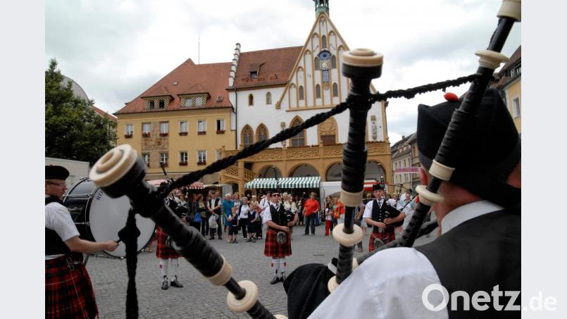 Pipe-Major Neil Gillies und seine Rothesay and District Pipeband aus dem schottischen Landkreis-Partner-District Argyll and Bute spielen bei einem Besuch in Amberg ein Ständchen. Das war noch in einer Zeit vor der Coronakrise. Diese hat mittlerweile auch das Vereinigte Königreich fest im Griff, wie Harald Herrle, ehemaliger Wirtschaftsförderer des Landkreises, berichtet. Bild: Petra Hartl