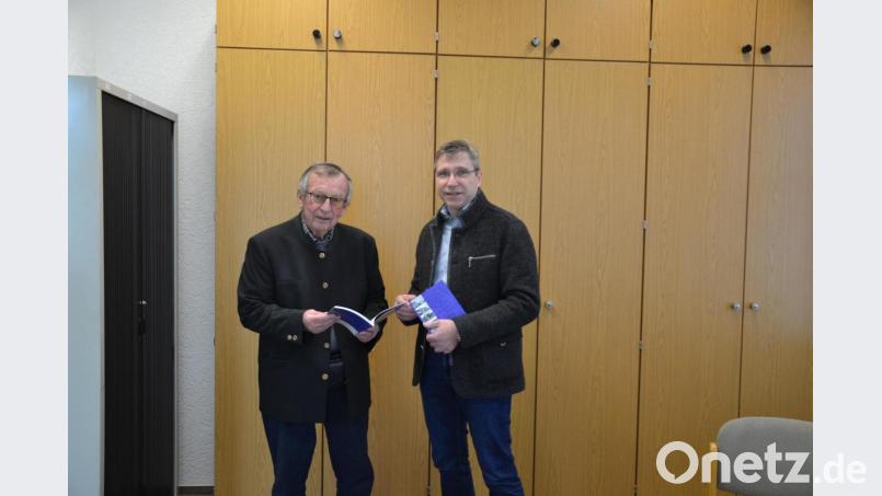 Geschichte Moosbach pur bietet der HAK mit dem neu erschienenen Band, der 128 Seiten umfassenden Broschüre, „Spurensuche 8“. Der Sprecher des HAK Peter Garreiss überreichte an Bürgermeister Hermann Ach (rechts) ein Exemplar. Bild: gi