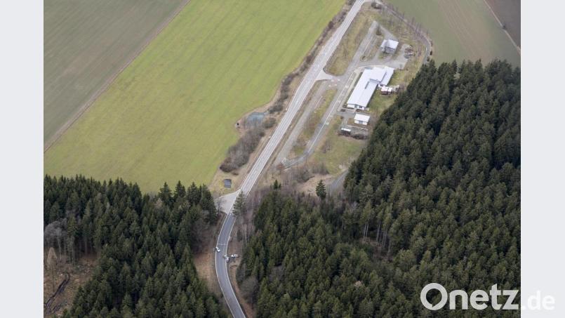 Beim Grenzübergang bei Mähring ist auch ein Absperrung aufgebaut. Bild: mür