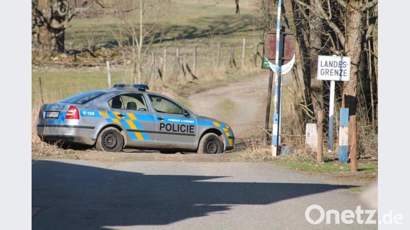 Der Schlagbaum ist zwar oben, dafür kontrollieren tschechische Polizisten beim Grenzübergang in Waldheim. Bild: pi