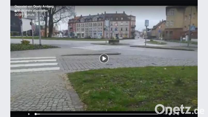AZ-Redakteur Thomas Kosarew streamt live über Facebook auf Onetz Amberg: Samstag, 21. März, kurz nach 12 Uhr. Der Kreisverkehr ist leer. In Amberg halten sich die Amberger an die seit 0 Uhr geltenden Ausgangsbeschränkungen. Screenshot: roa