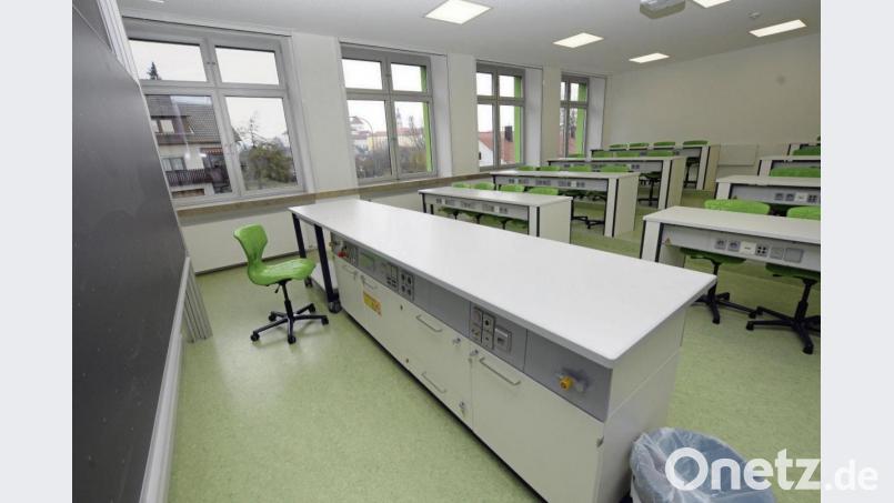 Neuer Physiksaal, aber keine Schüler: Auch im HCA-Gymnasium herrscht Leere – auf den Servern dagegen Hochbetrieb. Bild: Stephan Huber