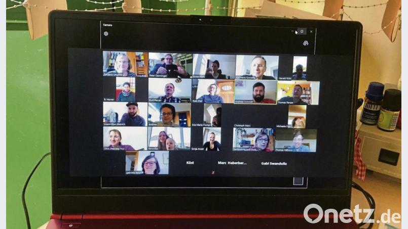Wichtige Lehrerkonferenz online mit 44 Lehrkräften: In der Krötensee-Mittelschule macht es die Technik möglich. Die Informationen laufen. Bild: pad