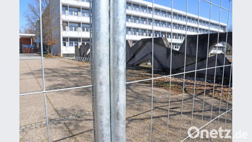 Das Kepler-Gymnasium ist eingezäunt. Der Turnhallentrakt soll als Behelfskrankenhaus dienen, wenn die Kapazitäten des Weidener Klinikums und der umliegenden Krankenhäuser erschöpft sind. Keinesfalls aber für Patienten mit Ansteckungsgefahr, betont die Schulleiterin in einem Schreiben an die Eltern. Bild: Gabi Schönberger