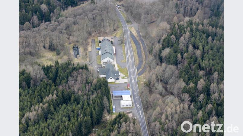 Am Grenzübergang bei Waldsassen steht das Leben still. Duty-free-Shop und Tankstelle sind geschlossen. Bild: mür