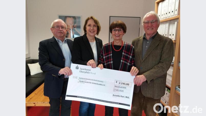 Annette Karl (Zweite von links) übergibt die Spende an Spendenübergabe an Fördervereinsvorsitzende Waltraud Koller-Girke (daneben) und deren Stellvertreter Bernhard Steghöfer (links) und Ehrenfried Lachmann. Bild: exb