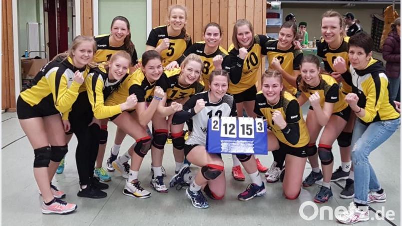 Die Spielerinnen des SV Hahnbach II und Trainerin Lisa Lederer (rechts) bejubeln eine starke Saison in der Landesliga. Ob das Aufstiegsrecht in die Bayernliga wahrgenommen wird, steht noch nicht fest. Bild: exb