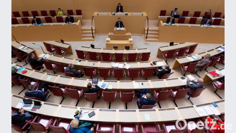 Die Abgeordneten im bayerischen Landtag nehmen an einer Plenarsitzung teil. Aufgrund der Coronavirus-Krise müssen die Abgeordneten mindestens zwei Plätze Abstand halten. Bild: Sven Hoppe/dpa