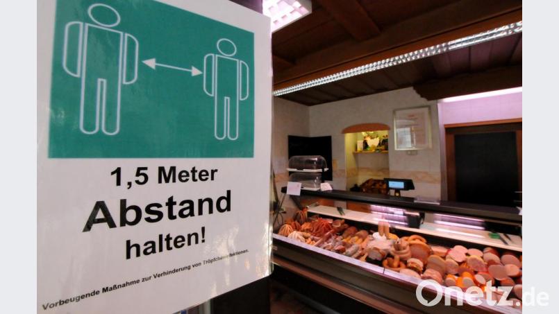 Abstand halten gilt auch in den Metzgereien. Bild: Stephan Huber