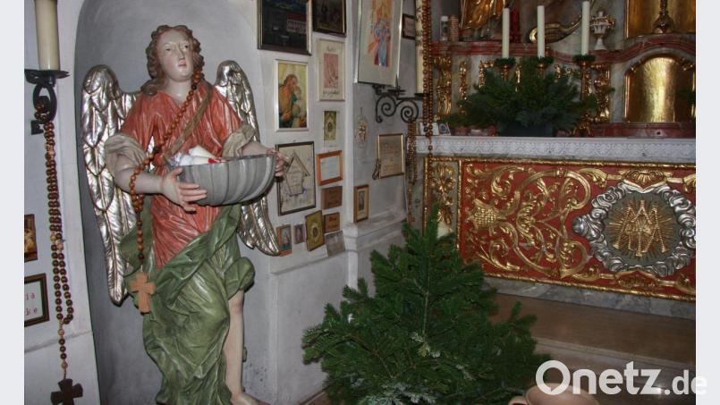 Immer wieder legen Gläubige Kerzen in die Schale, die von einem Engel getragen wird. Die Opfergaben werden nach und nach entzündet. Bild: wro