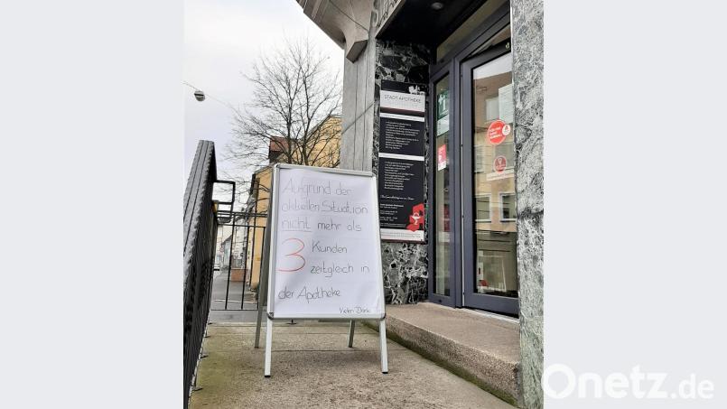Damit sich die Leute im Laden nicht mehr auf die Pelle rücken können, auch nicht zufällig, wird in der Waldsassener Stadt-Apotheke gleich draußen vor der Tür um weniger Kundenverkehr gebeten. Bild: ubb