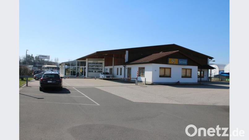 Der Betrieb in der Opel-Filiale in Pressath wird eingestellt und das Gebäude steht zum Kauf bereit. Bild: sne
