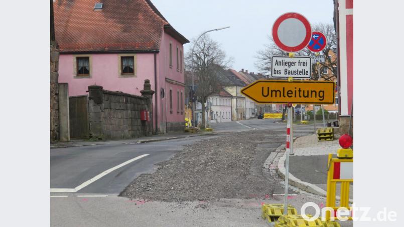 Der Kulmstädter Marktplatz ist für den Durchgangsverkehr gesperrt. Die Baustelle darf nur von Anliegern befahren werden. Eine Umleitung besteht über Speinshart und Oberbibrach. Die Zufahrt zur Arztpraxis ist aber frei. Bild: ow